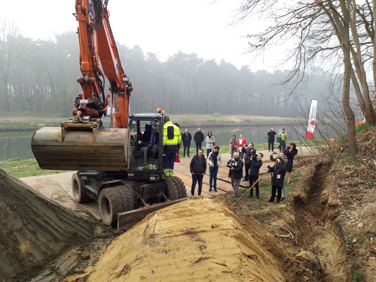 Eerste spadesteek fietsbrug over kanaal Bocholt-Herentals