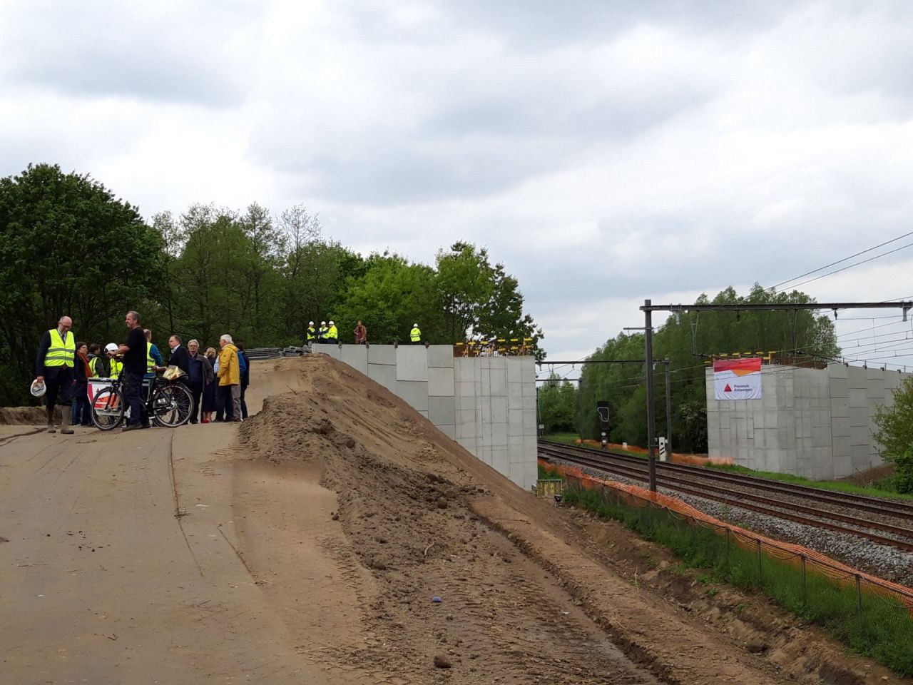 Persmoment leggen fietsbrug Mortsel