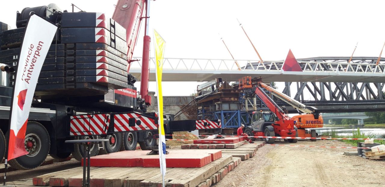 Plaatsen van fietsbrug over kanaal Bocholt-Herentals