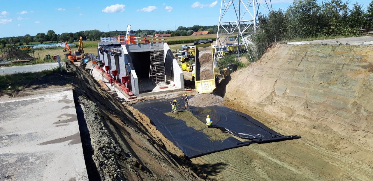 Inschuiven van fietstunnel onder de ring van Lier
