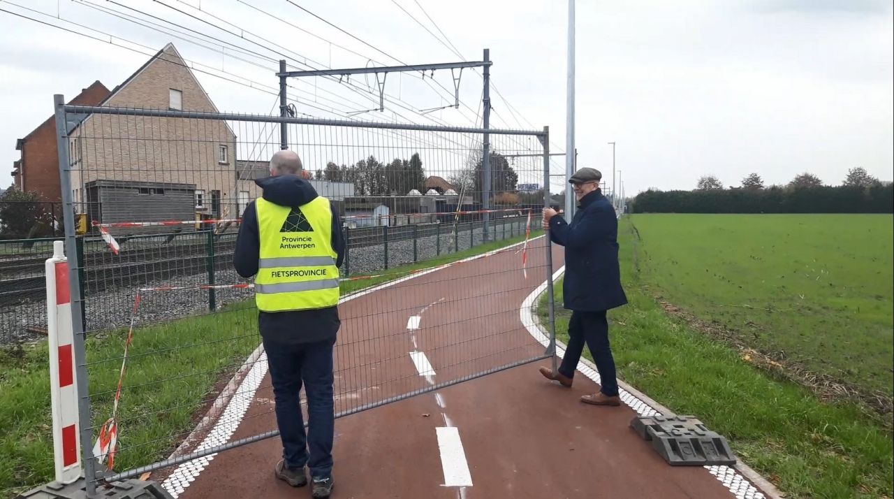 De werfhekken op de fietsostrade F105 Herentals-Balen tussen de Heistraat in Geel en Merelstraat in Mol worden aan de kant geschoven.