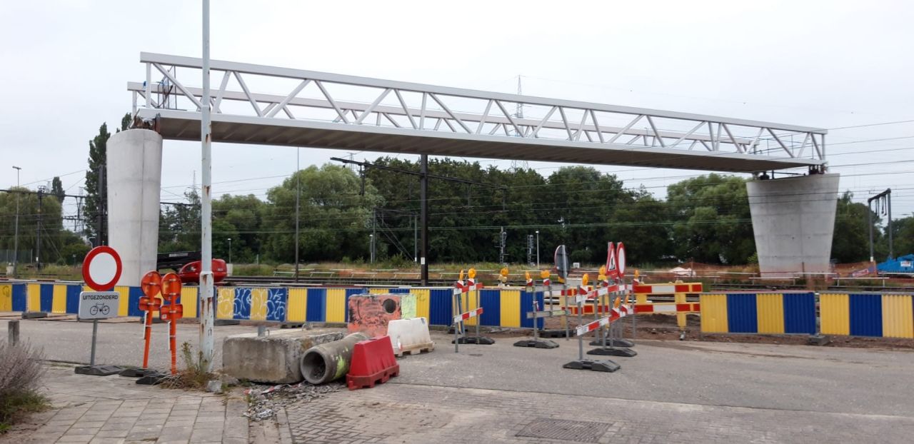 Eerste brugdeel van de fietsbrub over de sporen aan het station van Lier ligt op z'n plaats