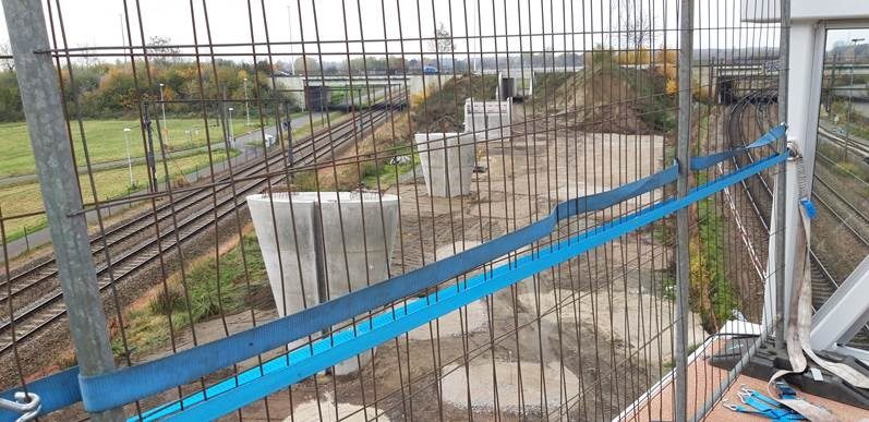 De drie brugdelen verbinden de fietsbrug over de sporenbundel met de fietstunnel onder de ring van Lier 
