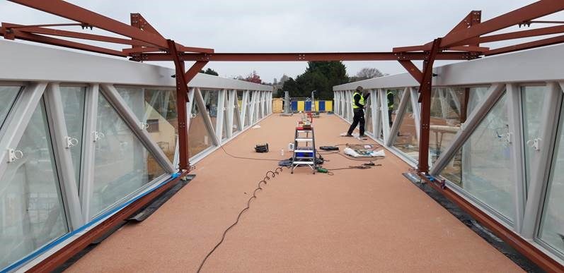 De fietsbrug over de sporen kreeg ondertussen ook glas in de driehoeken