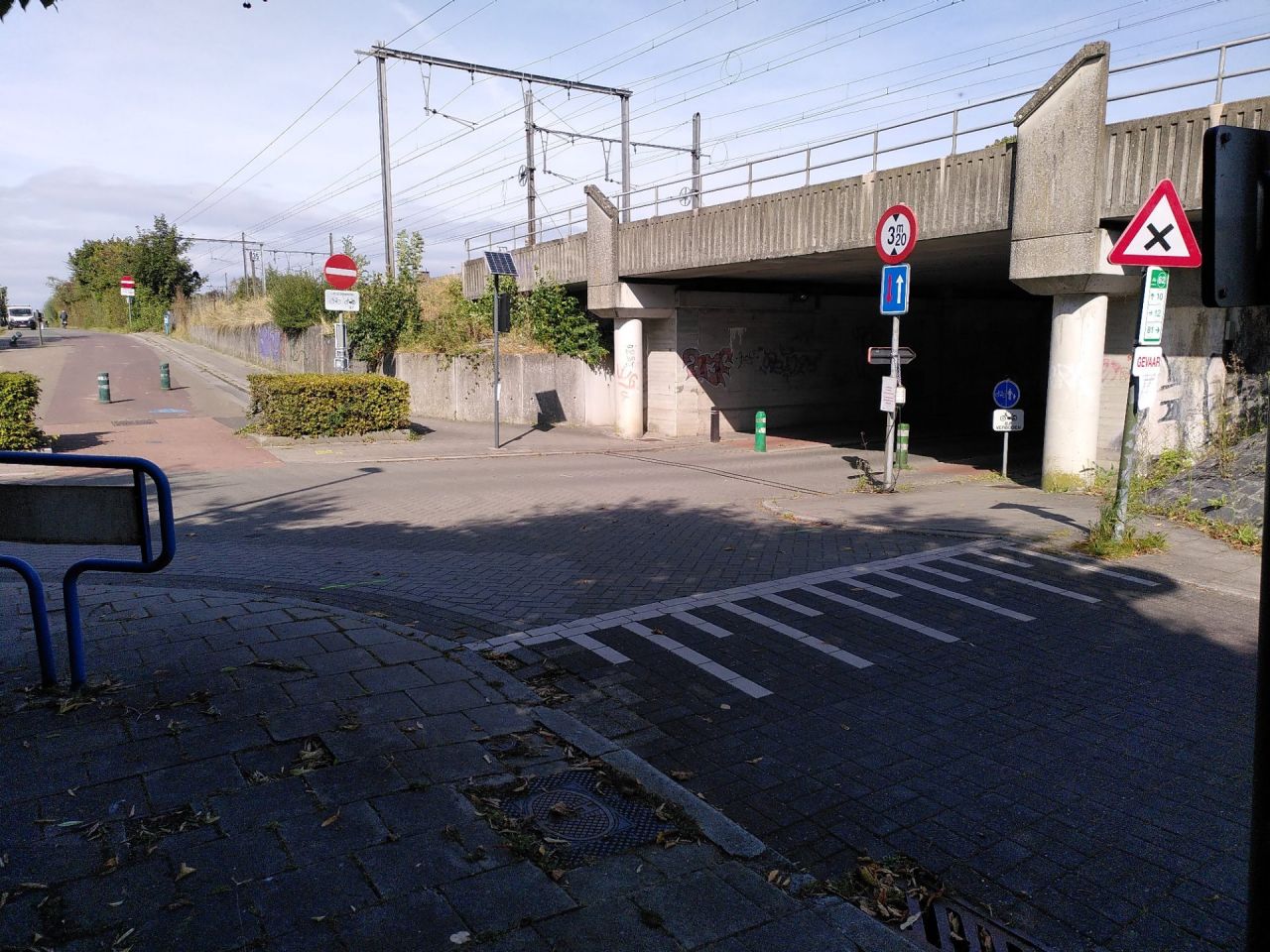 Tijdens het proefproject hebben fietsers op de fietsostrade F1 Antwerpen-Mechelen voorrang op dit kruispunt