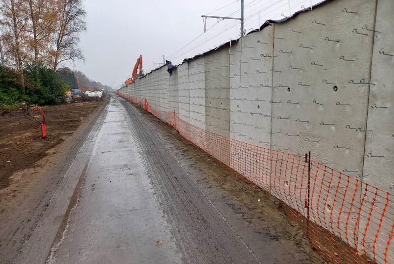 In de Spoorwegstraat startte de aannemer met het plaatsen van keermuren
