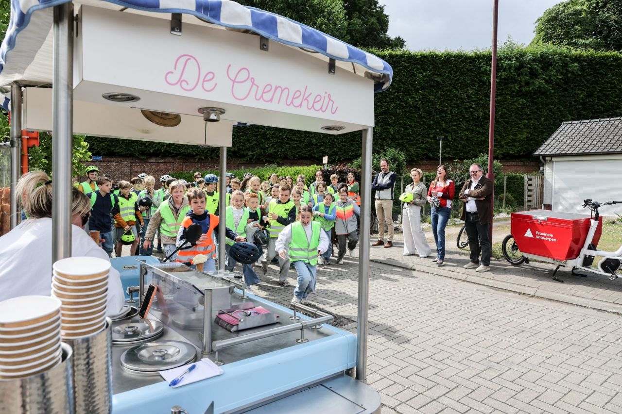 Een verfrissend ijsje voor de leerlingen van Basisschool Sint-Gabriël