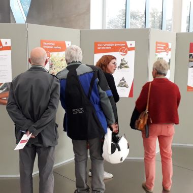 Foto van bezoekers aan infomarkt over de conceptnota van het Beleidsplan Ruimte