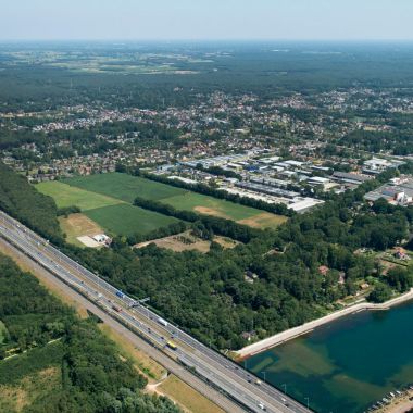 Luchtfoto bedrijventerreinen Kloosterveld en De Zwaan, woonkern, landbouwgebied, snelweg E19 en E10-plas
