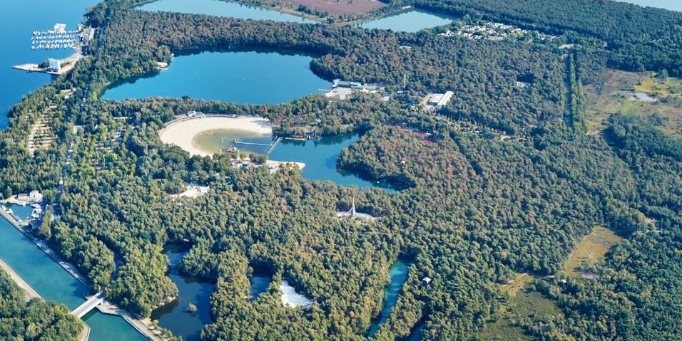 Luchtfoto met zicht op het Zilvermeer en omliggende meren en bosgebieden. 