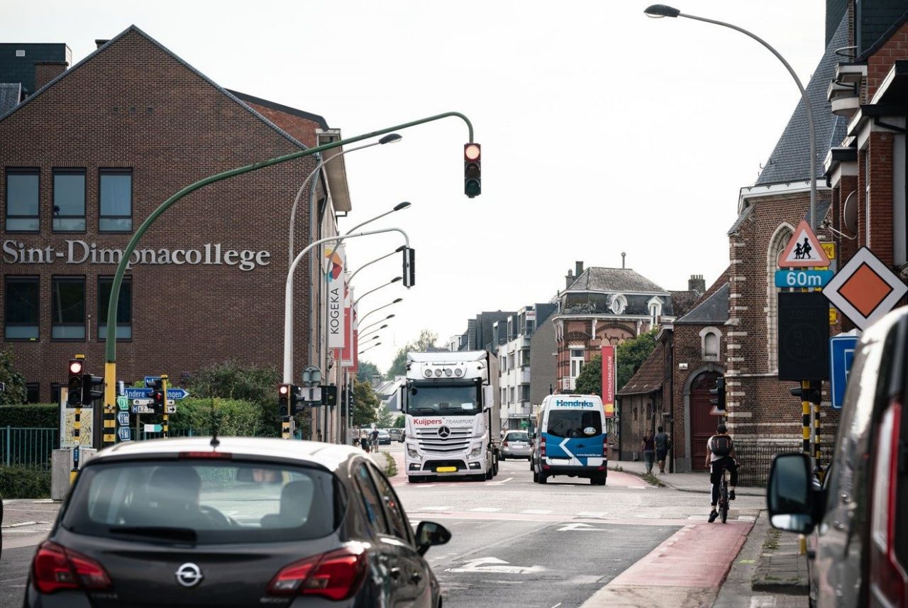 Verkeer in centrum Geel, vlakbij het Sint Dimpnacollege.