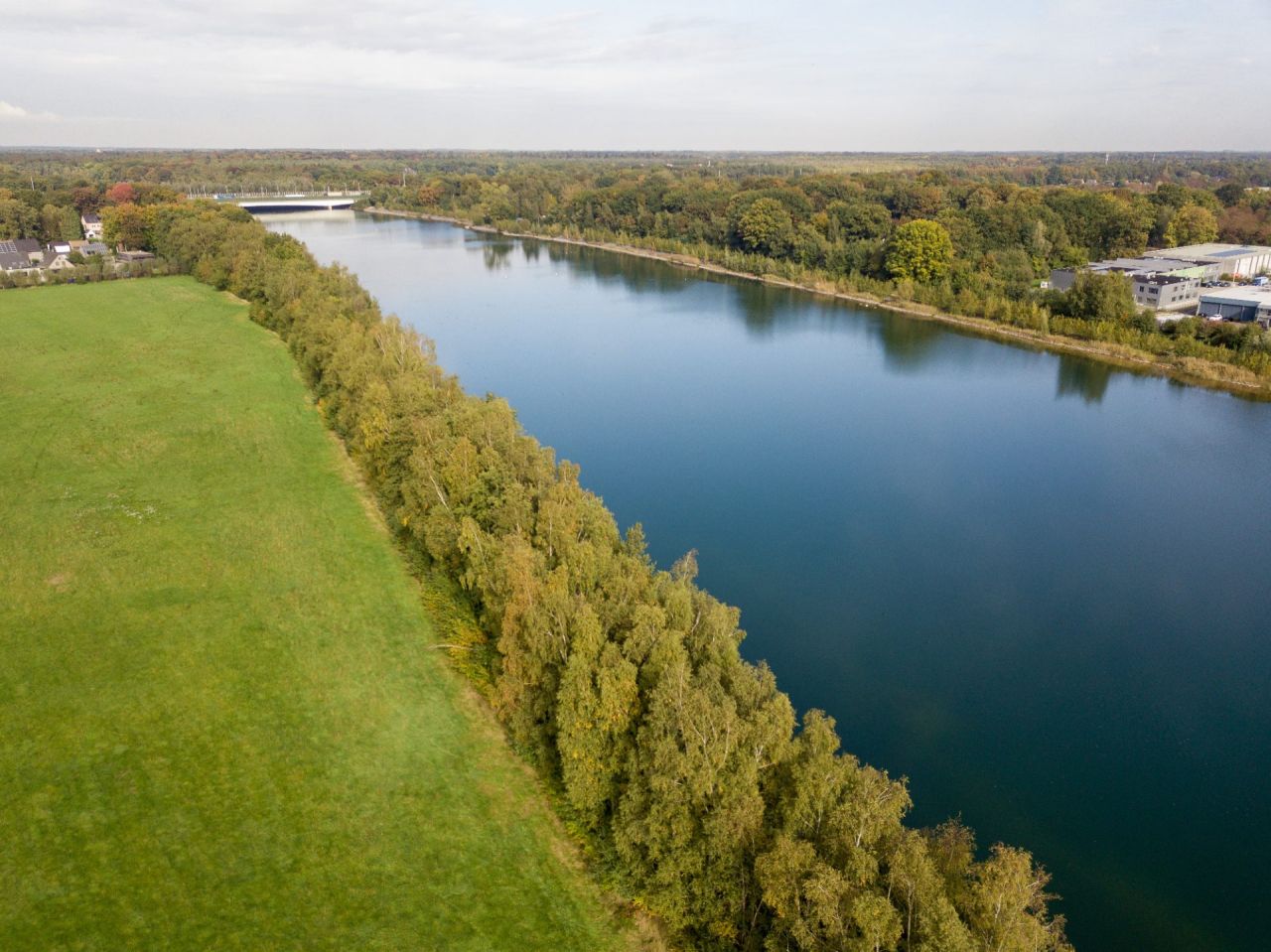 De langgerekte E10-plas in Schoten in herfst2024.