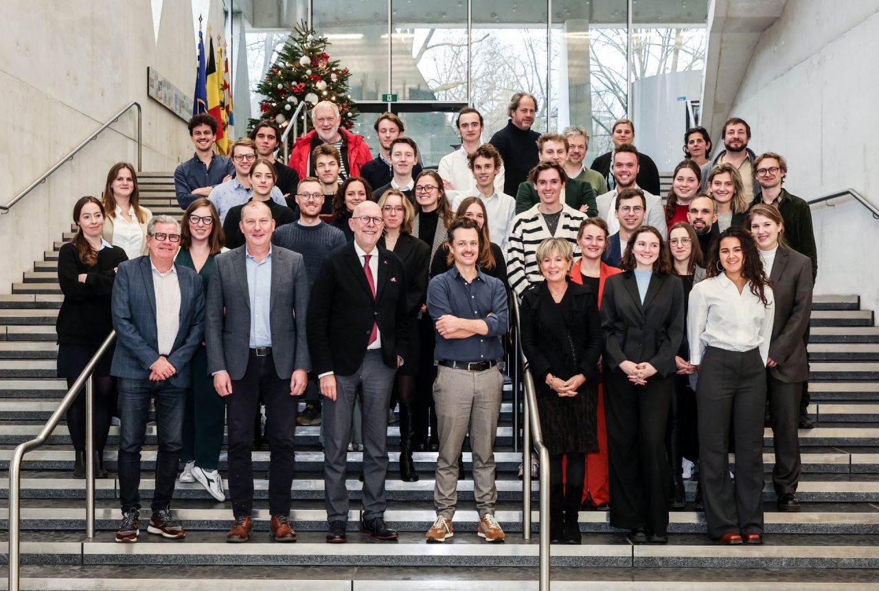 Groepsfoto van de masterstudenten en de jury