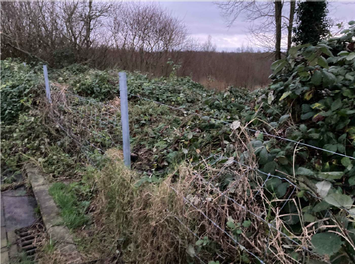 Doorgeknipte omheining asbeststort Kleiputten Terhagen