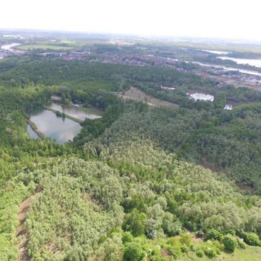 Rumst - Luchtfoto kleiput gevuld met water en omgeven door groen
