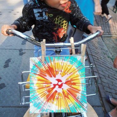 Een schilderij droogt op de fiets!