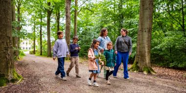 Families wandelen in het Vrieselhof
