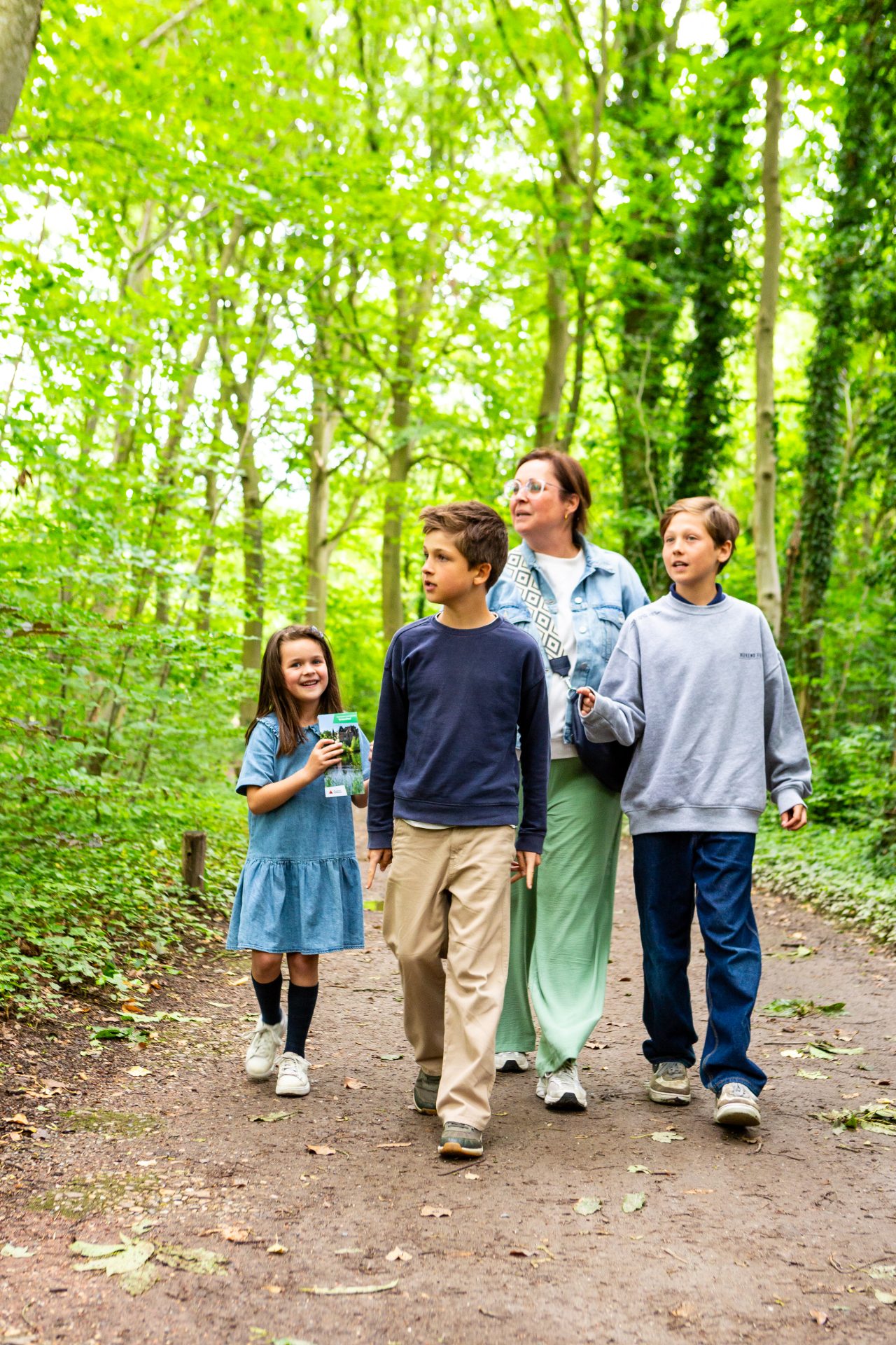 Gezin wandelt in het Vrieselhof