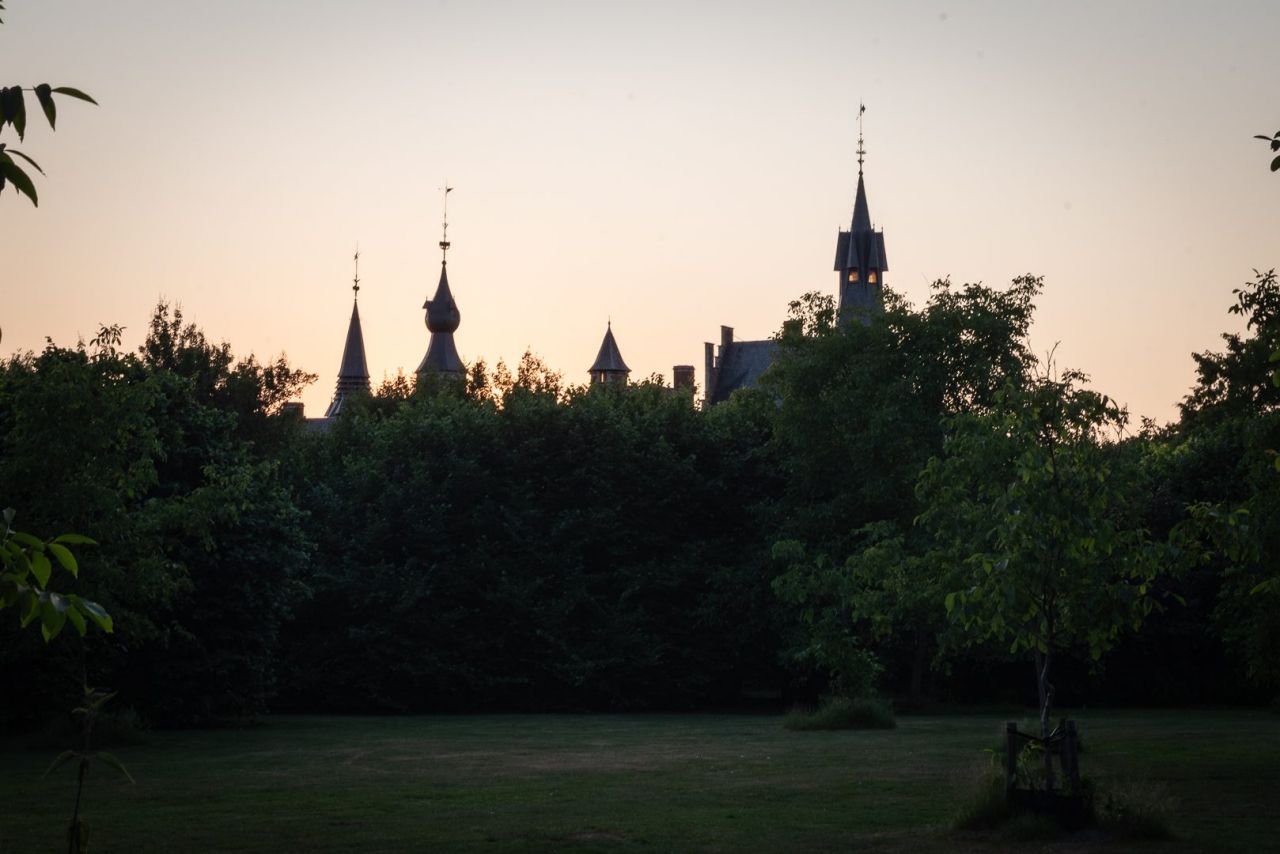 Avond valt in het Rivierenhof