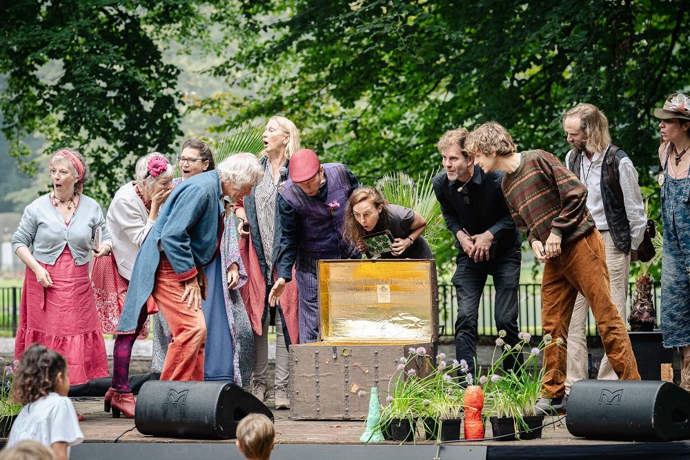 Vertellers zoeken verhalen tijdens het Vertelfeest