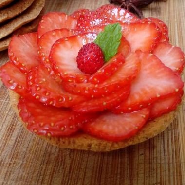 Kers naast de taart_Rozenfeest_Rivierenhof