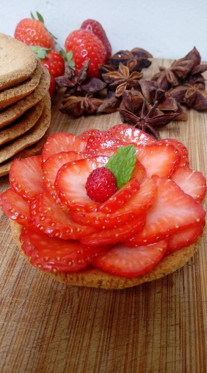 Kers naast de taart_Rozenfeest_Rivierenhof