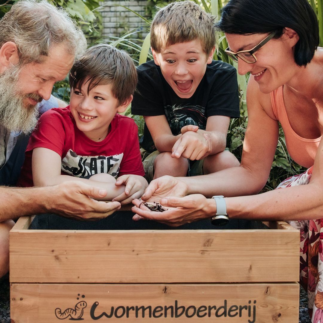 Vierkante productafbeelding - Wormenboerderij productafbeelding wormenhotel lifestyle