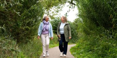 2 wandelaars in het bos