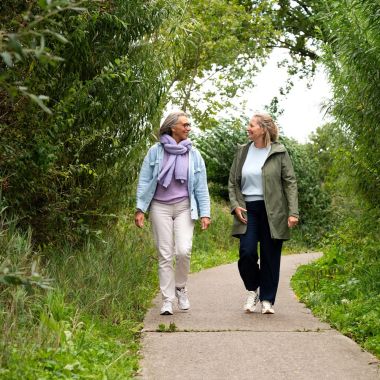 2 wandelaars in het bos