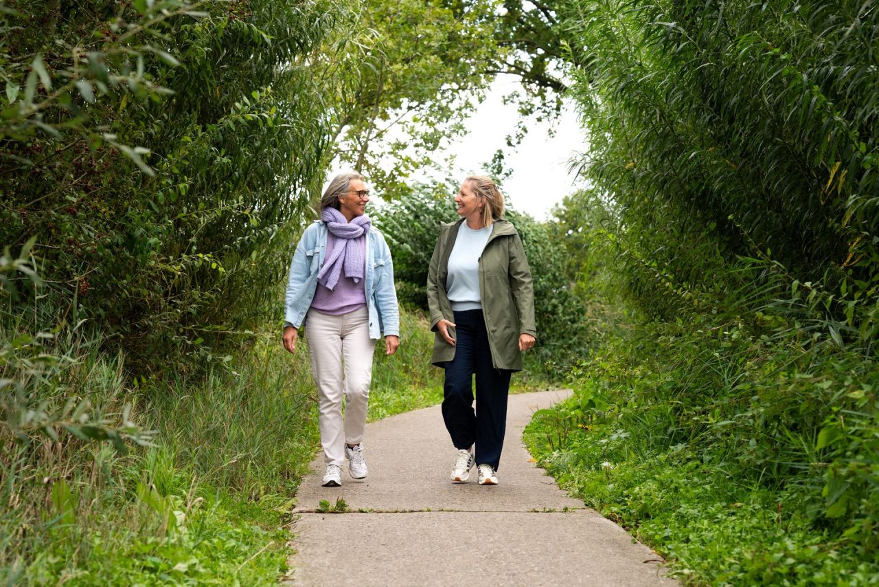 2 wandelaars in het bos