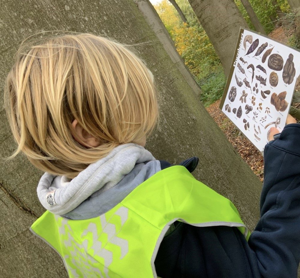 kind met zoekkaart van uitwerpselen