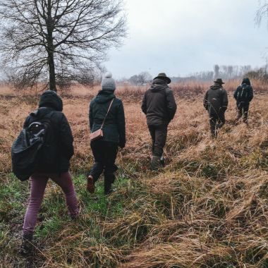 Bezoekers op stap met de domeinwachter in Broek De Naeyer.