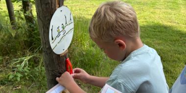 Kinderen die schat van vlieg zoeken