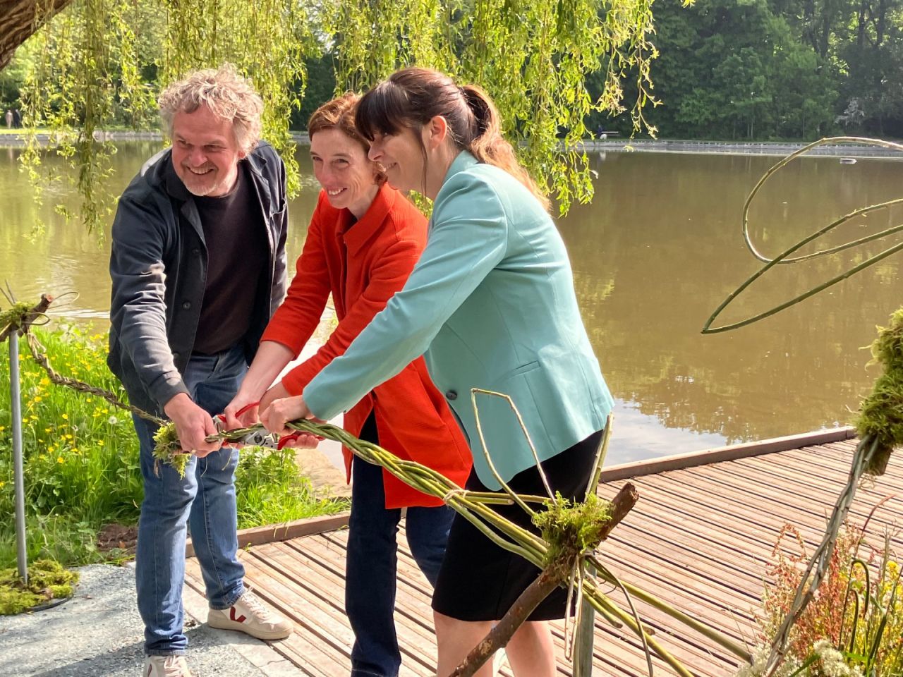 De vlonderbrug wordt officieel geopend.