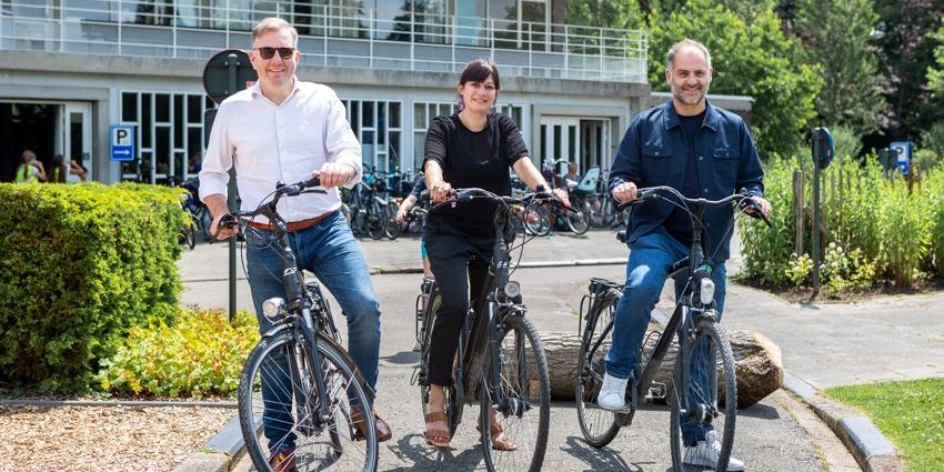 Mechels burgemeester Vandersmissen, gedeputeerde Mireille Colson en Steve D’Hulster van de VSV fietsten op de verkeerstuin in het Vrijbroekpark samen het vernieuwde parcours in.