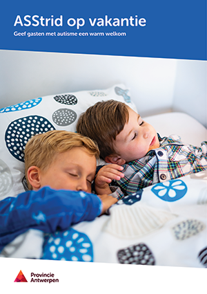 Een close-up van twee kleuters die een middagdutje doen in hetzelfde bed. Ze liggen dicht bij elkaar onder een deken, met hun hoofd op hetzelfde kussen.