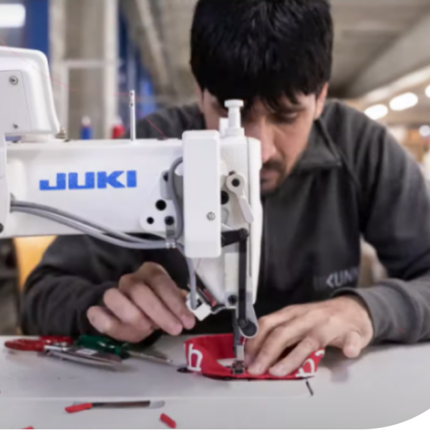 Man aan naaimachine bij Kunnig