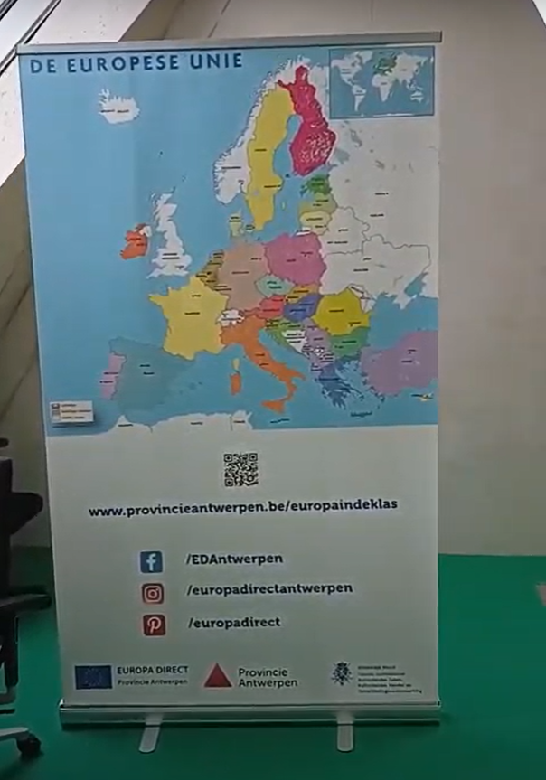 Foto van een roll up banner met kaart van de EU