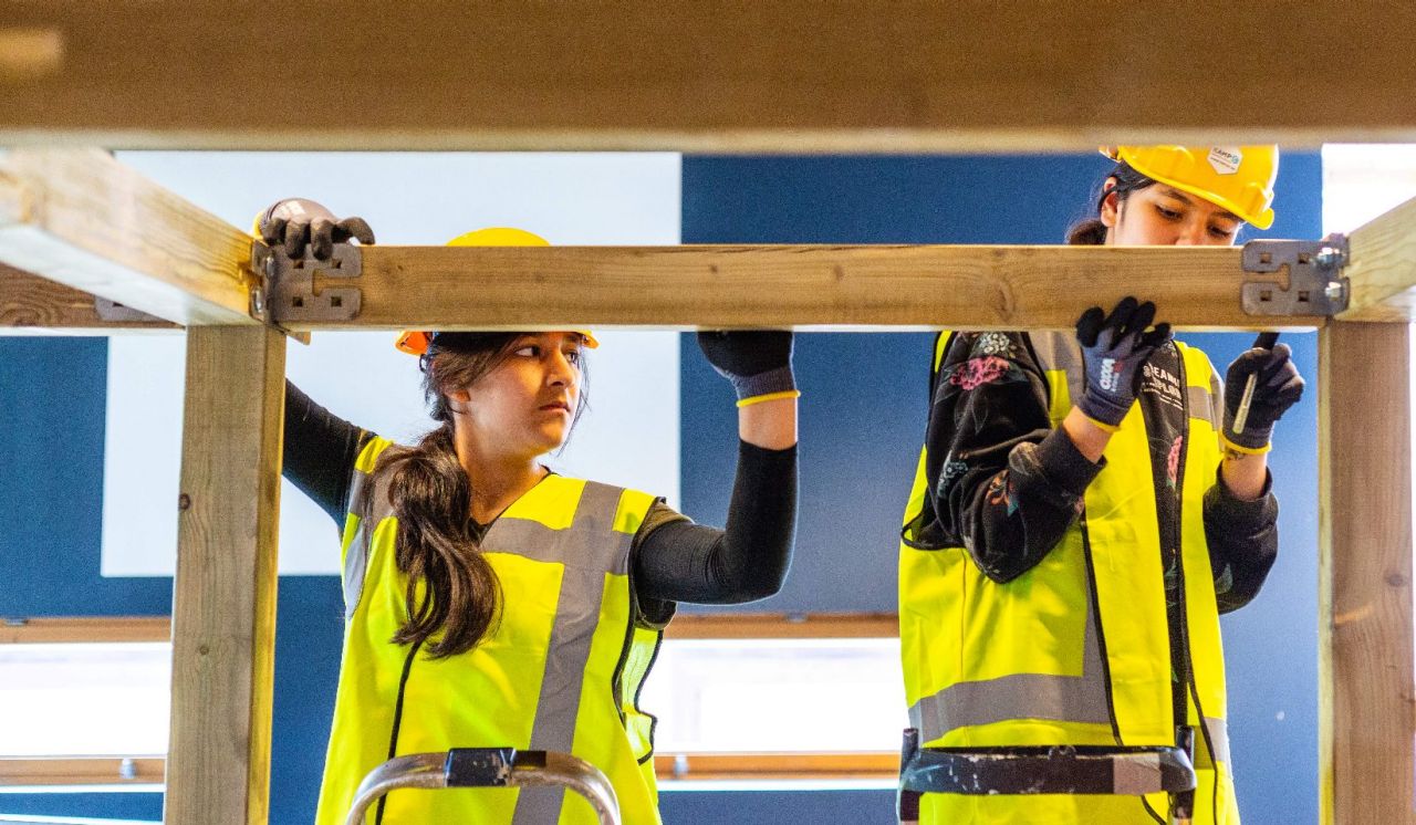 Leerlingen bouwen huis in Kamp C