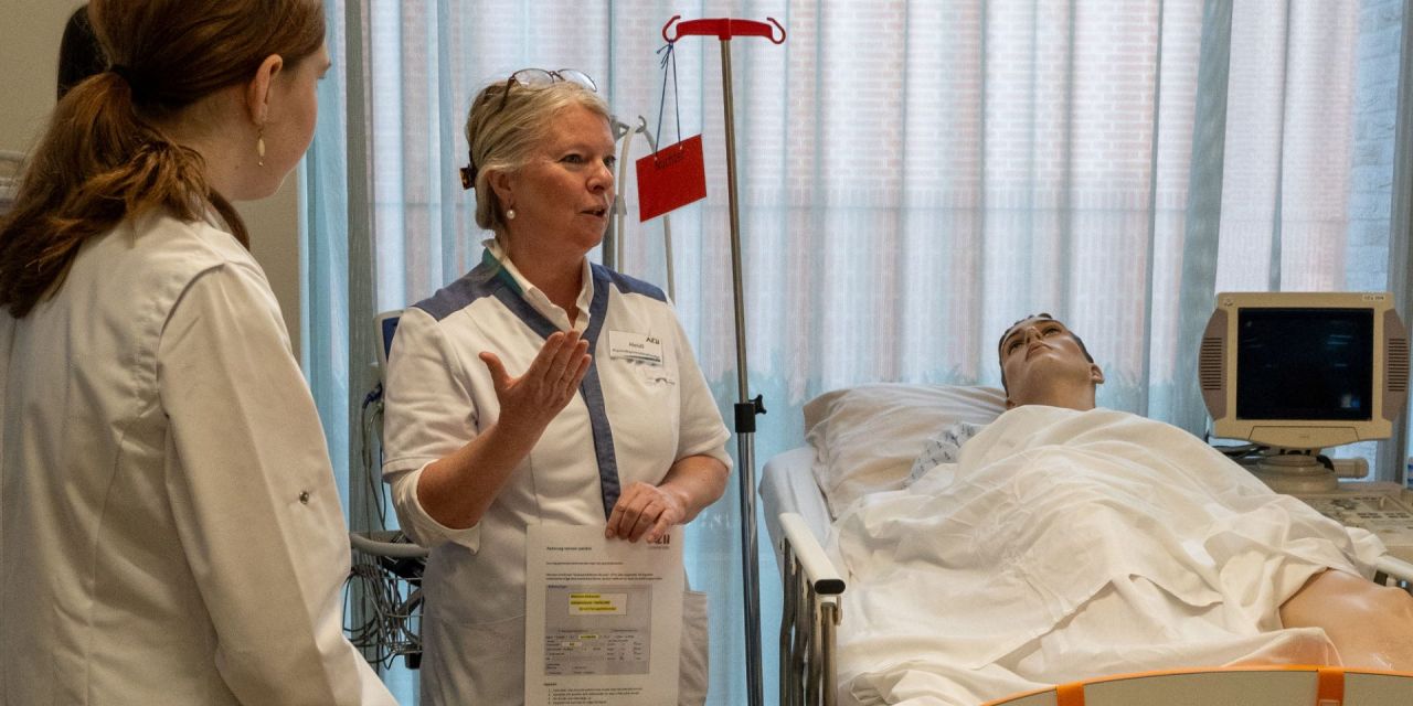 Leerling krijgt uitleg van zorgprofessional