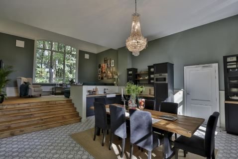 Schildersatelier omgetoverd tot stijlvolle vakantiewoning: renovatie met respect voor erfgoedwaarde, en toch een excellent E-peil