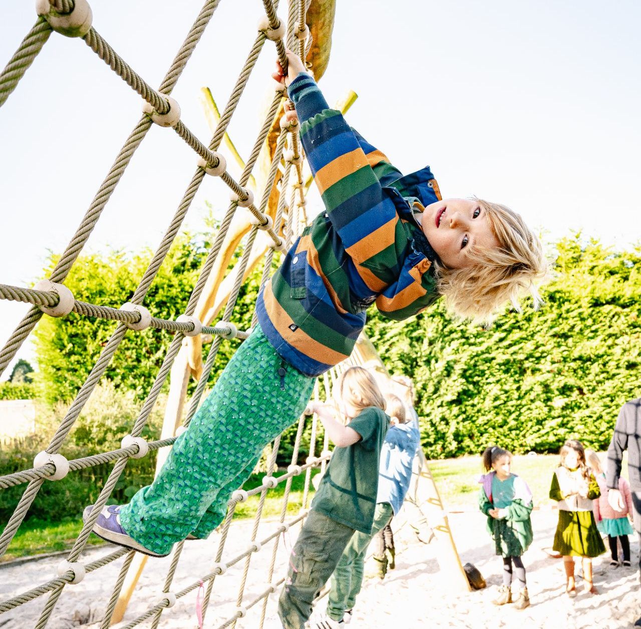 Spelen op een groene speelplaats