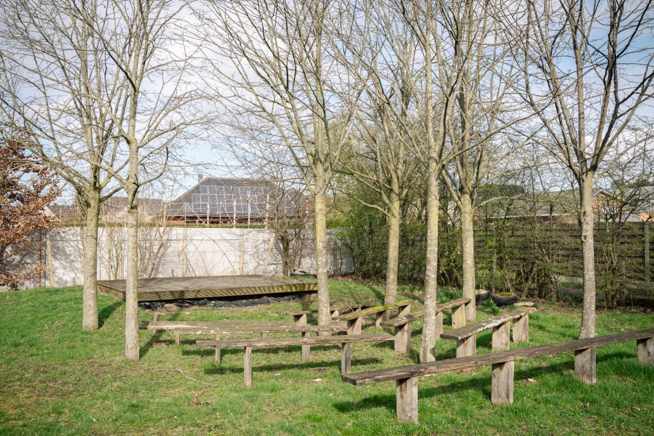 De buitenklas van Freinetschool De Vlindertuin in Lille