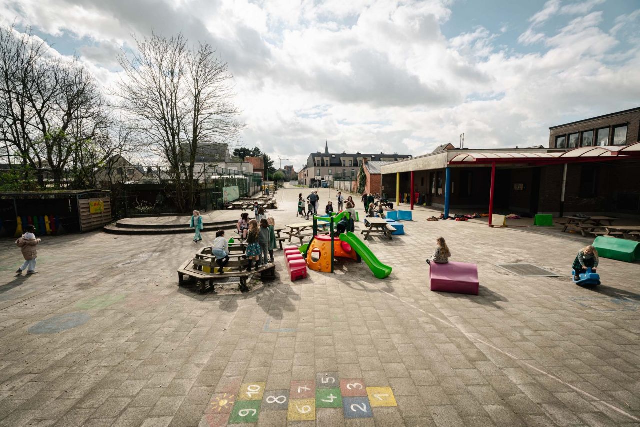 De nu nog verharde speelplaats van Rillaar Heist-Op-Den-Berg