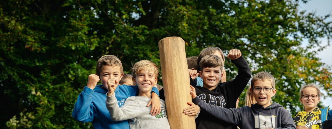 De groene speelplaats op de Sint-Jozefschool in Emblem is een pareltje.