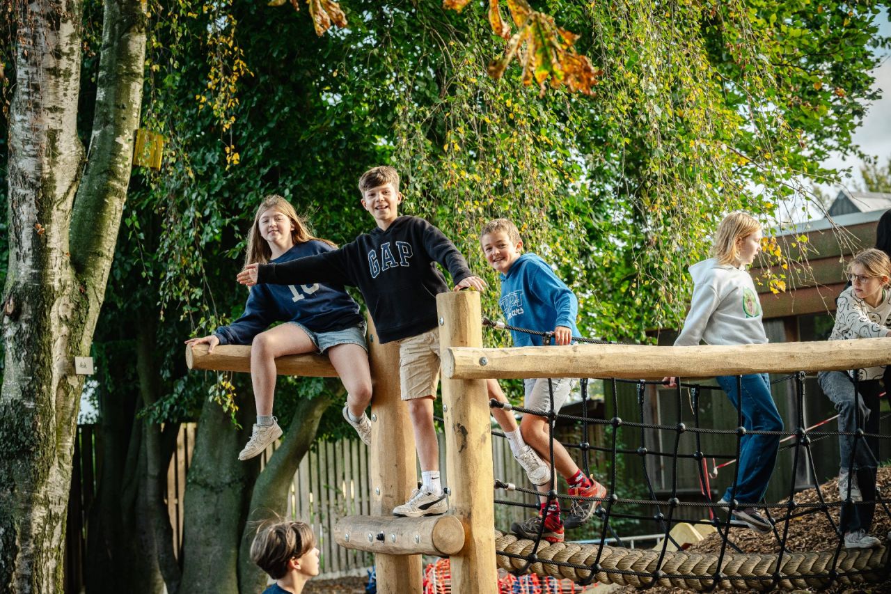 De groene speelplaats op de Sint-Jozefschool in Emblem is een pareltje.