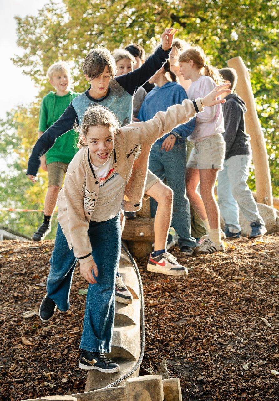De groene speelplaats op de Sint-Jozefschool in Emblem is een pareltje.
