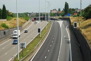 autosnelweg met verkeer klein