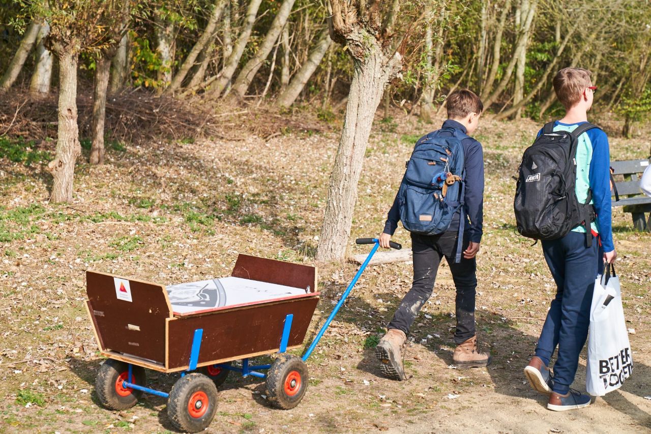 Twee leerlingen wandelen naar de buitenklas