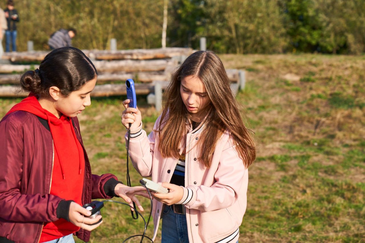 Twee leerlingen voeren een onderzoek uit